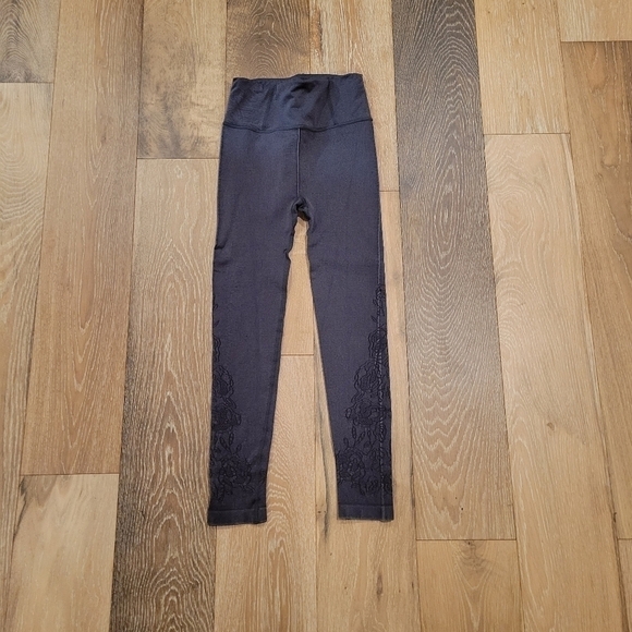 Calia Women's grey legging w/ floral eyelet design size XS - Picture 2 of 9